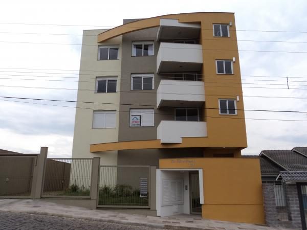 Edifício residencial com pintura predial em tons de ocre e branco