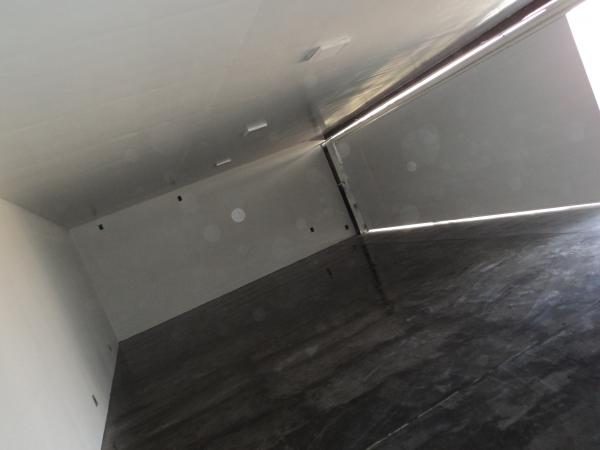 Garagem com textura nas paredes e verniz PU no piso