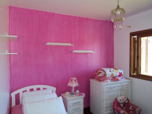 Parede com grafiato em tom rosa em quarto infantil