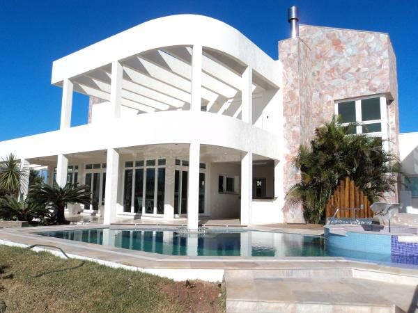 Casa de alto padrão com piscina pintada pela Arte Serra