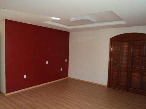 Quarto com parede em textura tom vinho e massa corrida