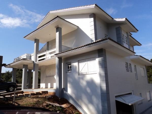 Residência com pintura externa em tons de cinza e branco