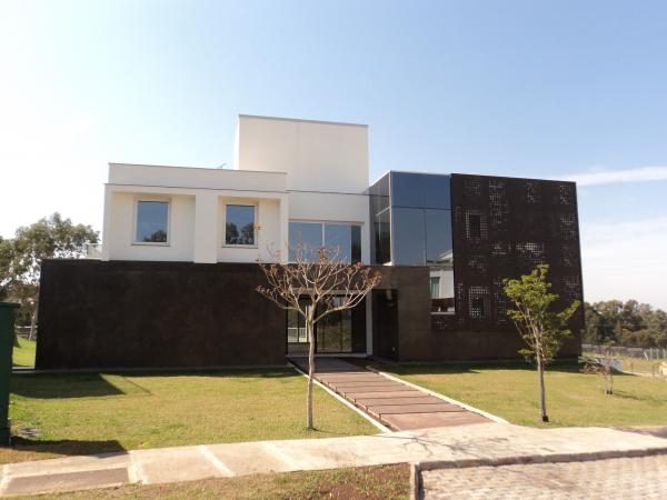 Residência contemporânea com textura e grafiato em tom escuro