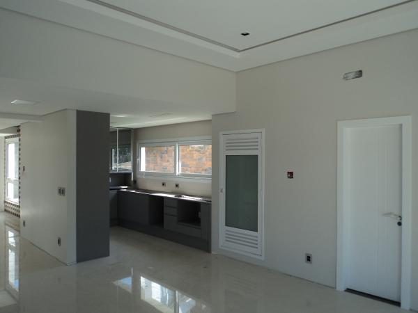 Sala integrada com acabamento em massa corrida e pintura em tons claros