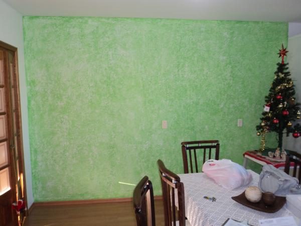 Parede com textura decorativa em tom verde